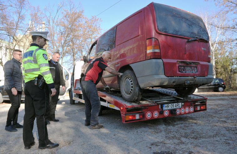 A parkolókban gazdátlanul álló autóktól szabadulnának a városok