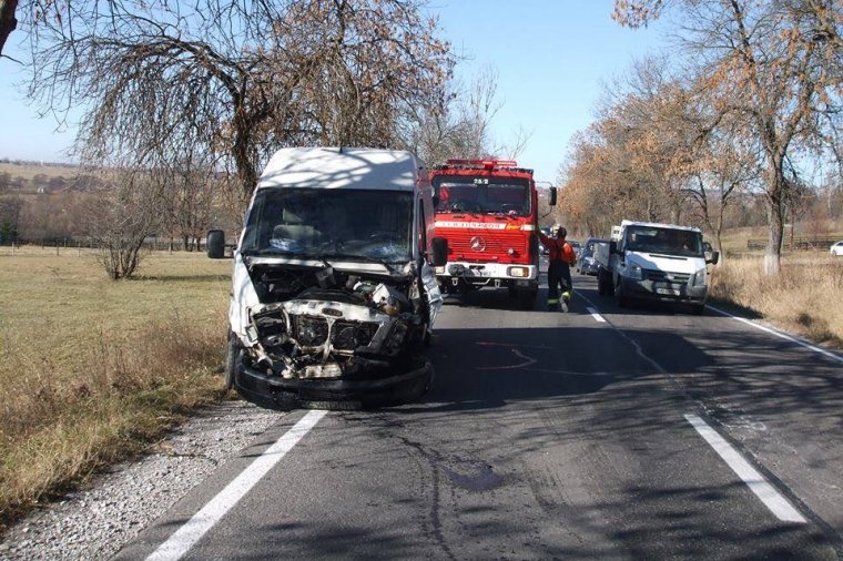 Teherautóval ütközött egy áruszállító, miután egy személyautó figyelmetlenül előzött