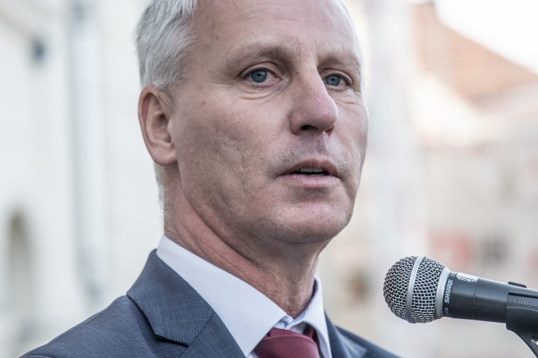 A romániai „hivatalos emberkereskedelem” veszélyeire hívta fel a figyelmet a magyar kormány államtitkára