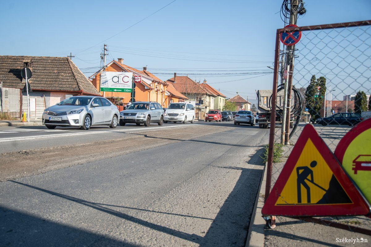 Elkezdődött az aszfaltozás előkészítése is, vásárhelyi szakcég végzi a munkát •  Fotó: Barabás Ákos