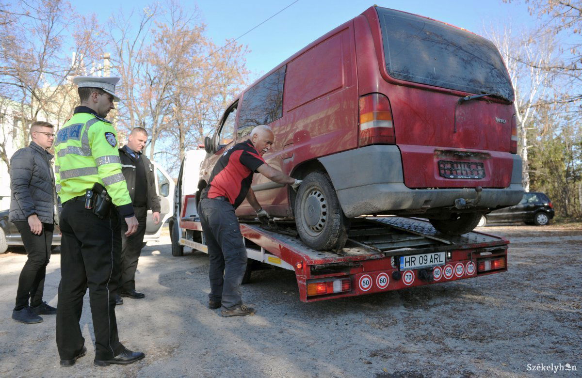 A tulajdonosok jó része elviszi használaton kívüli járművét a közterületről, ha felszólítást kap. Persze vannak kivételek •  Fotó: Beliczay László