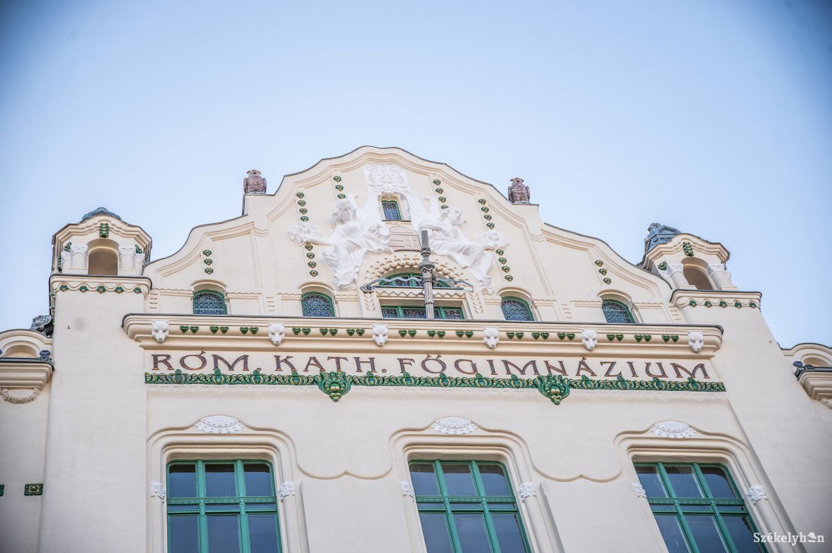 Jelentős magyarországi kormánytámogatásnak köszönhetően újra egykori szépségében tündököl a gimnázium homlokzata •  Fotó: Barabás Ákos