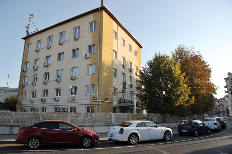 Rohamosan nő a bejegyzett gépjárművek száma Sepsiszentgyörgyön – parkolóépítési programot indítanak