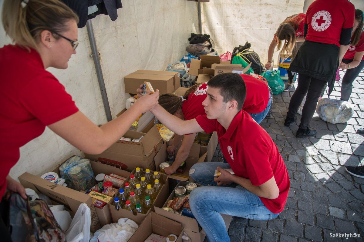 Megmozdult a város az adománygyűjtés felhívására. Rengeteg felajánlás érkezett •  Fotó: Barabás Ákos