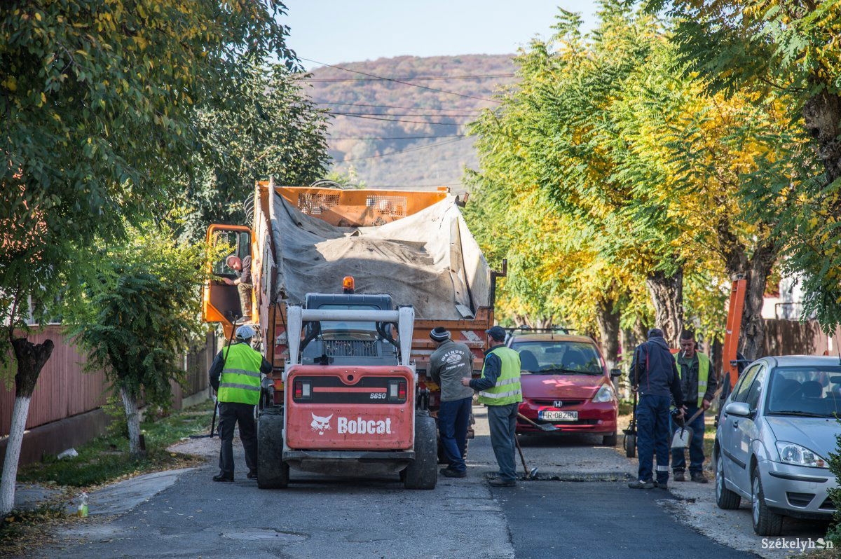 Kedden a Kőrösi Csoma Sándor utcában dolgoztak •  Fotó: Barabás Ákos
