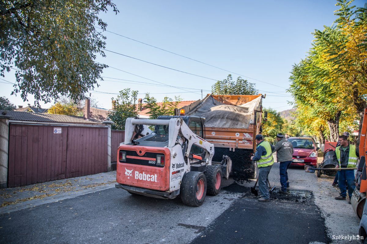 A városi utak rendszeres karbantartása minden évben kötelező feladat az önkormányzatok számára. &bullet;  Fotó: Barabás Ákos