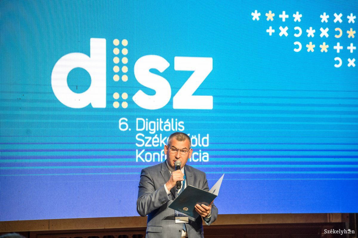 Székelyföld már kóstolgatja, hogymi is ez a digitális világ. A képenGálfi Árpád, Székelyudvarhelypolgármestere egy hasonló témábanszervezett konferencia megnyitóján •  Fotó: Barabás Ákos