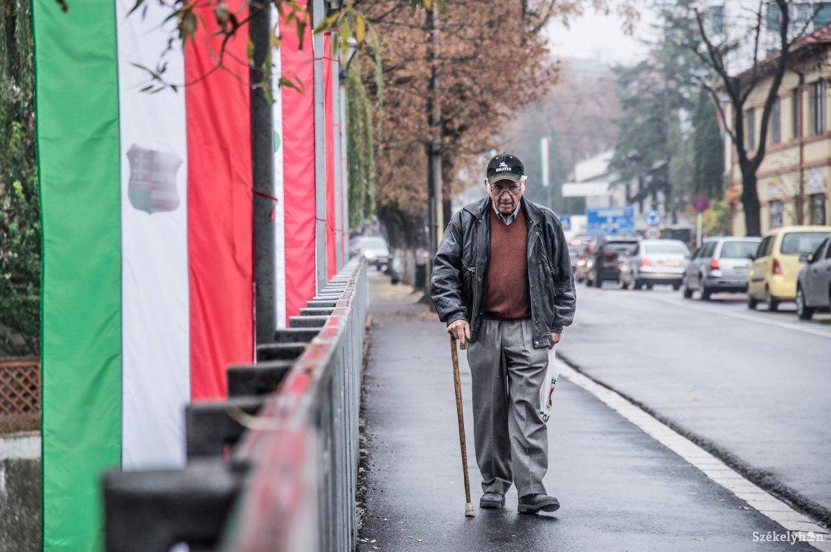 Ősszel is bírságot róttak ki a piros-fehér-zöld díszítés miatt •  Fotó: Barabás Ákos