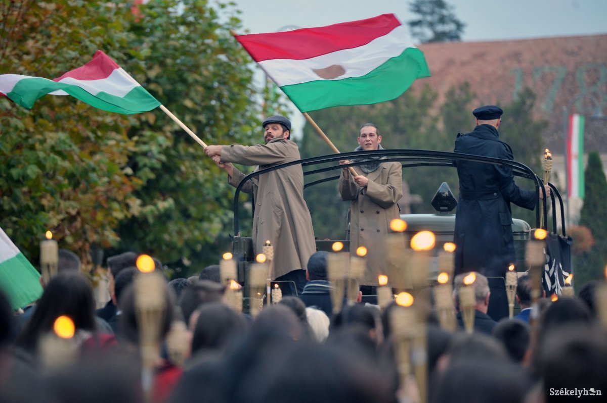 A budapesti diákoknak az egyetemekről kiinduló békés tüntetésével kezdődött 1956. október 23-án. Fényképünk 2018-ban Székelyudvarhelyen készült •  Fotó: Beliczay László