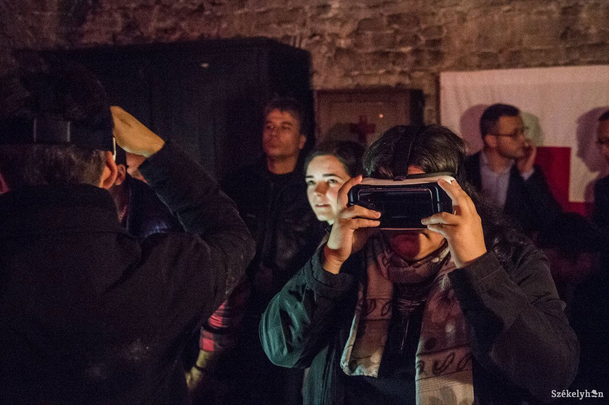 A VR-szemüvegeknek köszönhetően betekintést nyerhetünk a forradalom hangulatába •  Fotó: Barabás Ákos