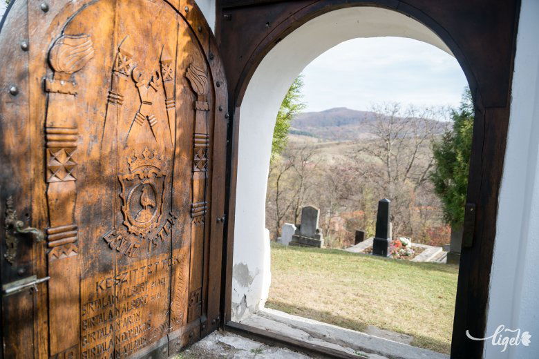 Előbb a templomban, majd a sírnál zajlik az egyházi szertartás •  Fotó: Veres Nándor