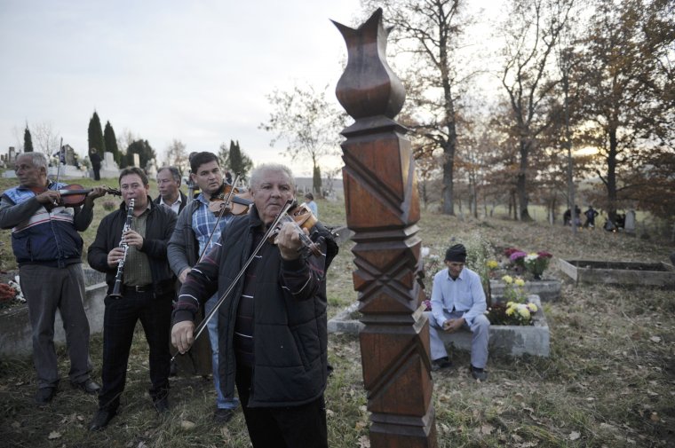 Zeneszóval emlékeztek a halottaikra