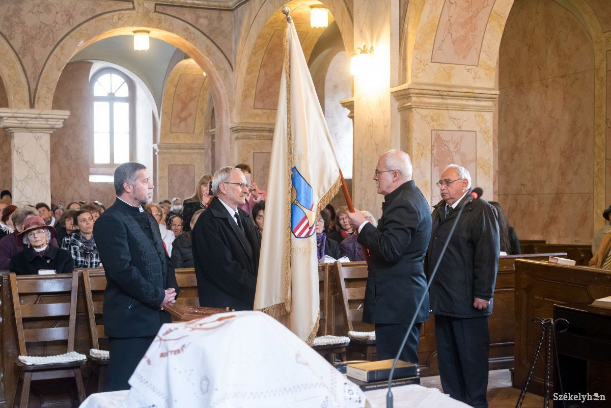Ősz Sándor főgondnok és Kacsó Péter gondnok az előző ciklus szolgálatvégzőitől vette át az egyházmegye zászlaját Székelyudvarhelyen •  Fotó: Veres Nándor