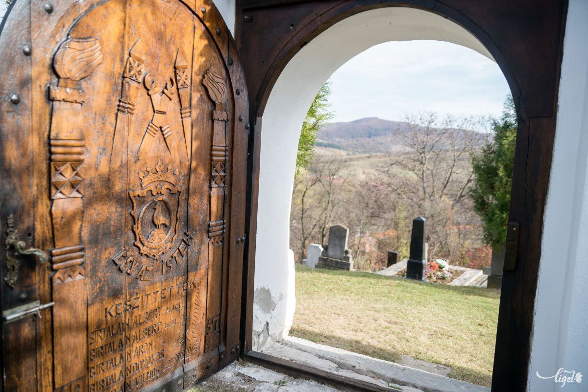 Előbb a templomban, majd a sírnál zajlik az egyházi szertartás •  Fotó: Veres Nándor