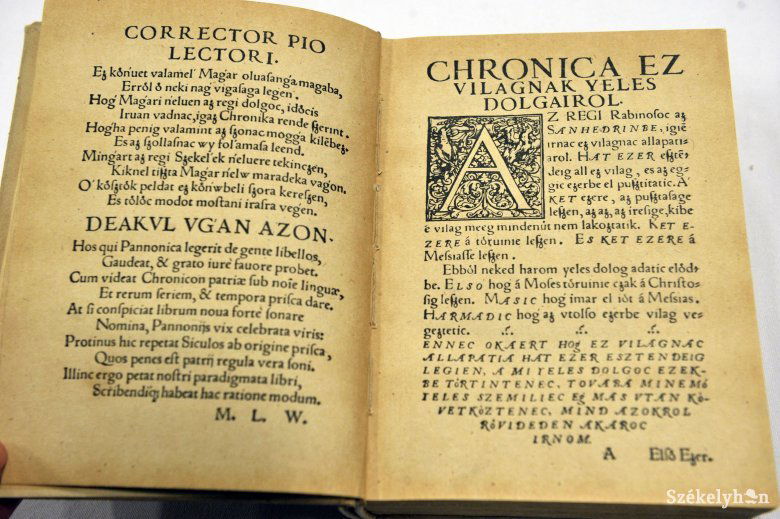 Székely Estván által 1559-ben kiadott Székely Krónika. Restaurálni igen, digitalizálni még nem sikerült... •  Fotó: Beliczay László