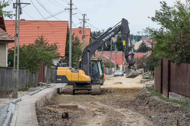 Utakat aszfaltoznak, járdákat és kerékpárutakat építenek Szentegyházán