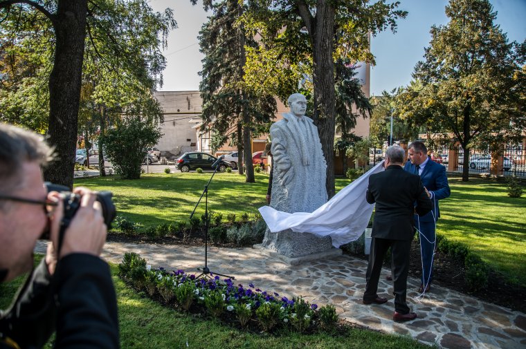 Szobrot emeltek az udvarhelyi kórház egykori igazgatójának és fejlesztőjének