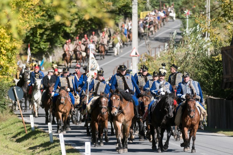 Toborzás és sorozás: huszárnótáktól visszhangzott a völgy