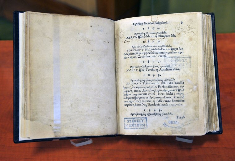 Visszakerült eredeti tulajdonosához az elpusztultnak hitt Székely-krónika