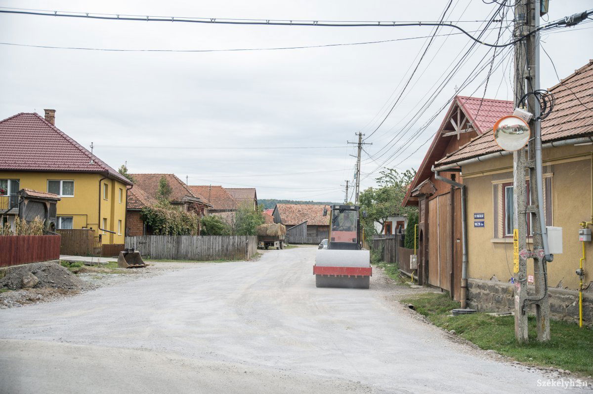 Lejártak a közbeszerzési eljárások, elkezdődött a munka. Az építkezés végeztével a település utcáinak 70–75 százaléka lesz leaszfaltozva •  Fotó: Barabás Ákos