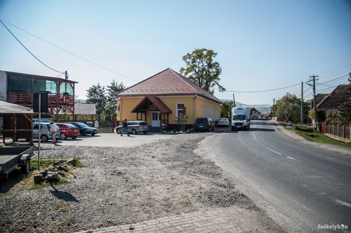 Szerdán már nyugalom volt a központban. Előző este még kövekkel dobálóztak •  Fotó: Barabás Ákos