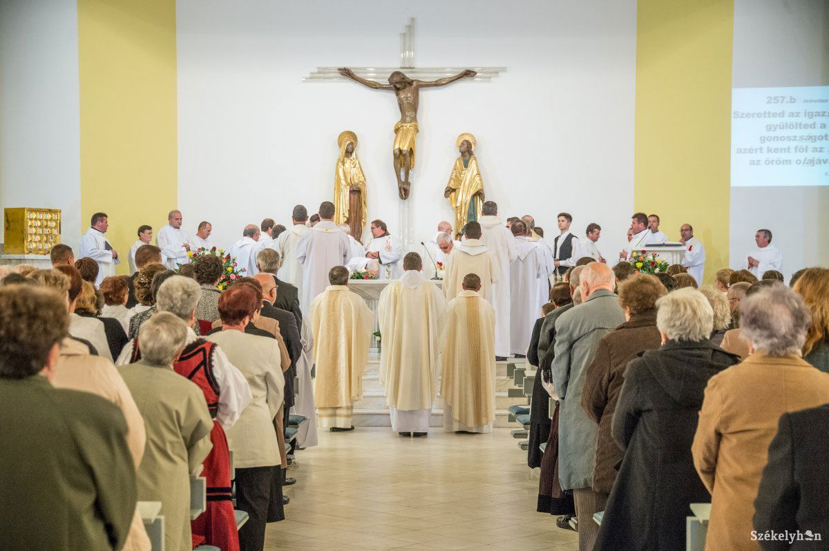 A Kis Szent Teréz-plébániatemplomban, Székelyudvarhelyen. Búcsút ülnek •  Fotó: Barabás Ákos