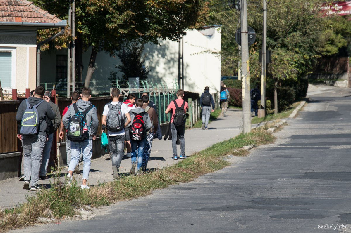 Székelyföldön a vállalkozók sokáig abban tudatban éltek, hogy a munkaerő végtelenül rendelkezésre áll, hiszen gyerekek születnek. Ez igaz, de de most már elég nagy arányban el is mennek külföldre. Képünk illusztráció •  Fotó: Barabás Ákos