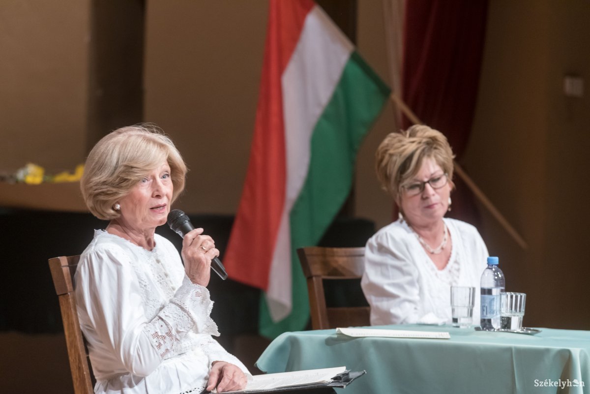 Kudlik Júlia (balról): a szerencse az, hogy lelket nem adtak még a mesterséges intelligenciának, és csak remélni merem, hogy soha nem is leszünk erre képesek •  Fotó: Veres Nándor