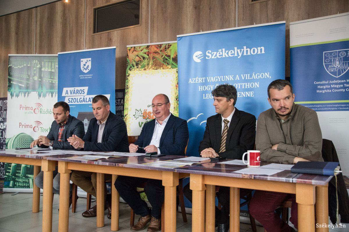 Szervezők, partnerek és támogatók egy asztalnál •  Fotó: Barabás Ákos