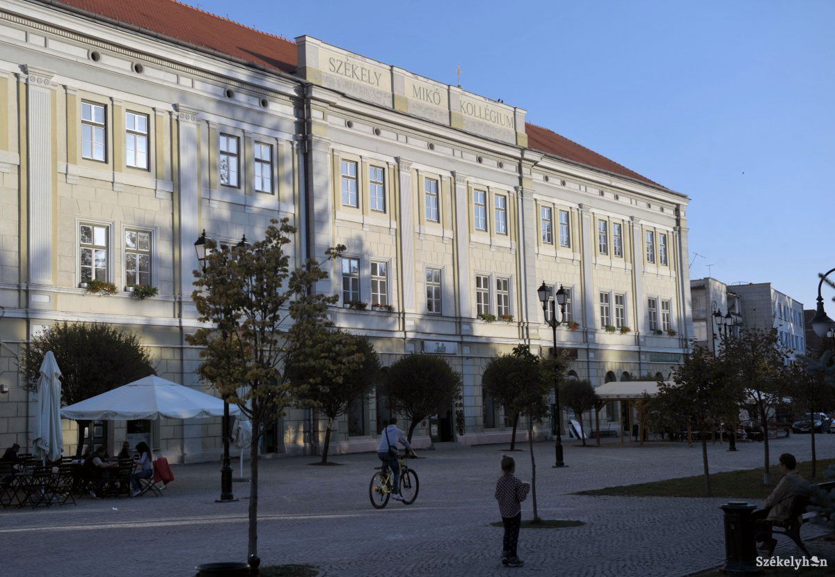A református egyháznak egyszer már visszaszolgáltatott sepsiszentgyörgyi Székely Mikó Kollégiumot újraállamosították •  Fotó: Beliczay László