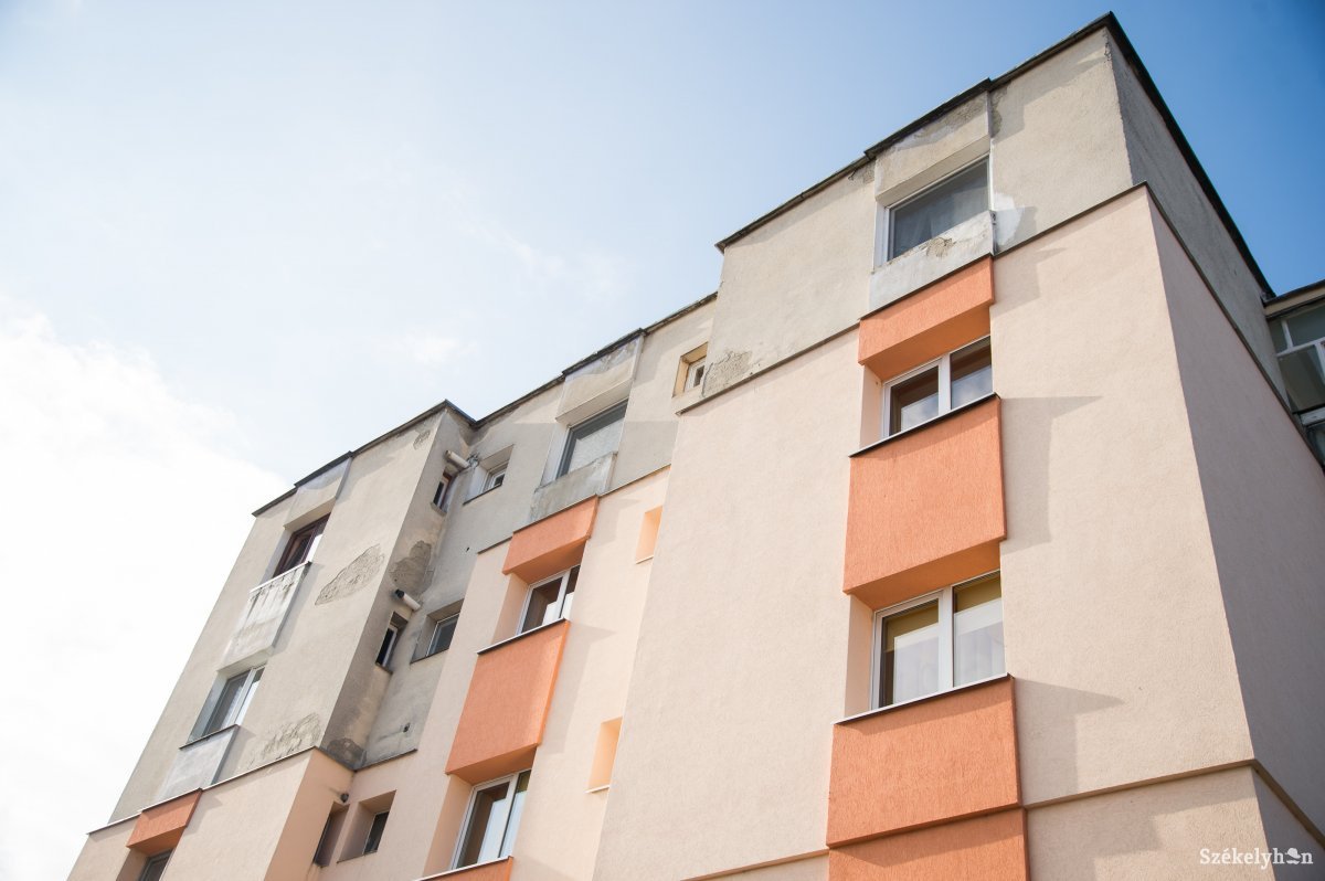 Egyéni megbízásból elvégzett hőszigetelés. Mostantól már csak teljes tömbházakat lehet burkolni •  Fotó: Barabás Ákos