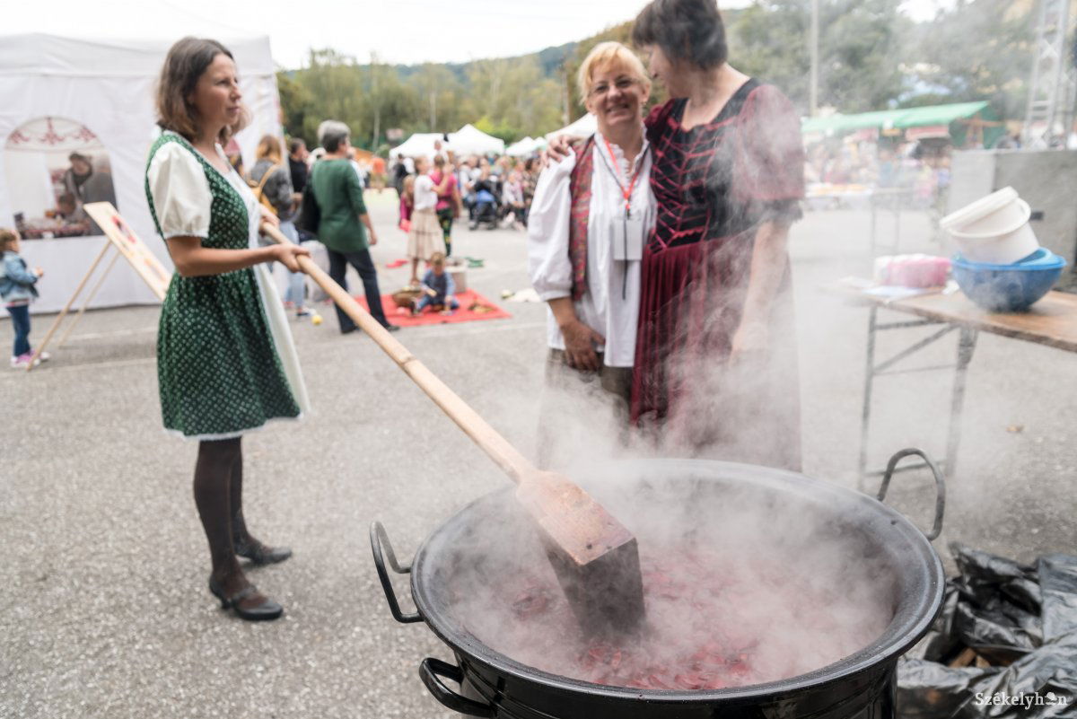 Lekvárfőzés. Idén nem verseny volt, hanem a közösségek együtt, tízféle gyümölcsből főzték ki a fesztivál ízét &bullet;  Fotó: Veres Nándor