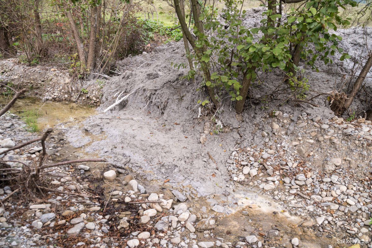 Mielőbb el kell takarítani a hulladékot, hogy ne kerülhessen bele a Nagy-Küküllőbe • Fotó: Veres Nándor
