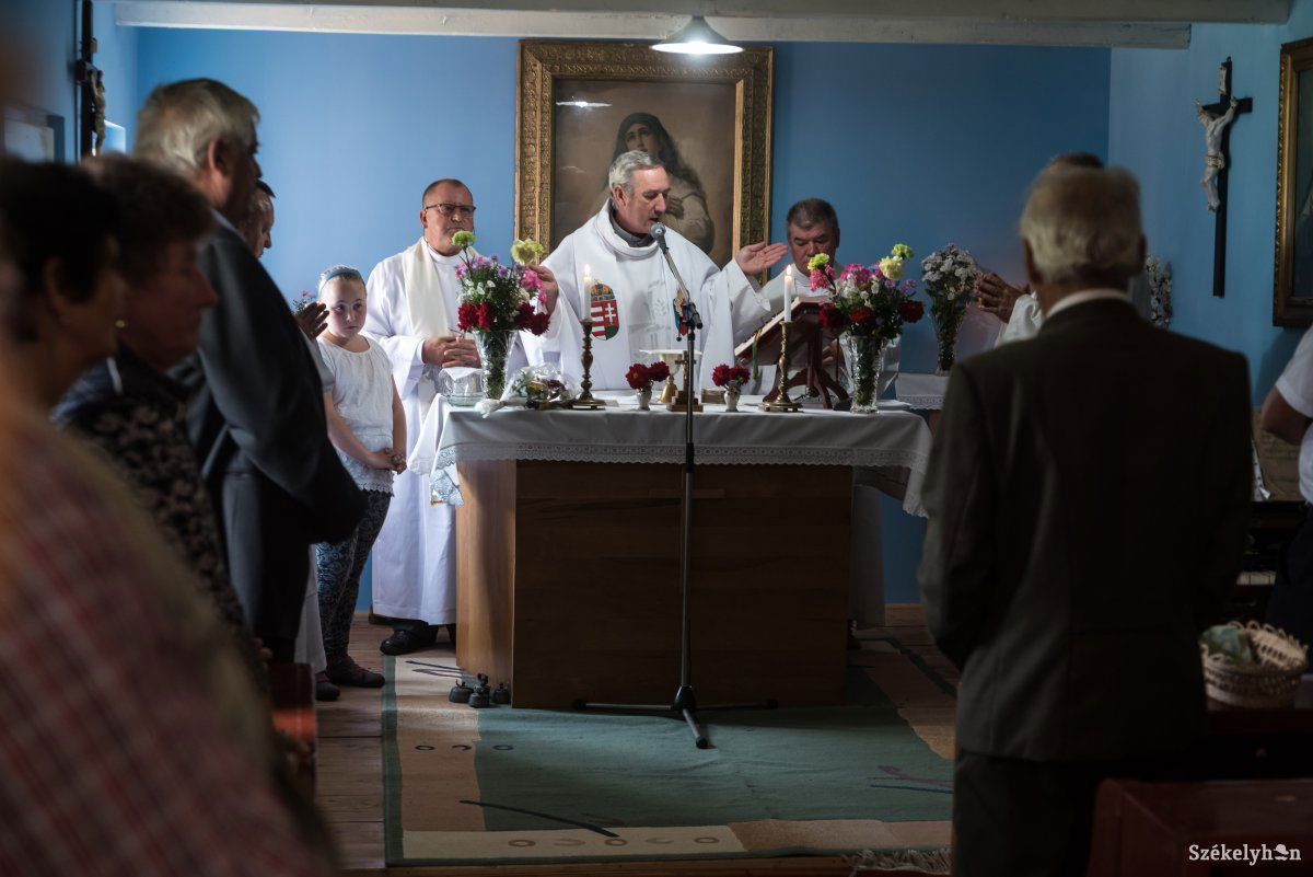 A közelmúltban korszerűsített kápolnában a legszebb Mária-népénekek is felhangzottak &bullet;  Fotó: Veres Nándor