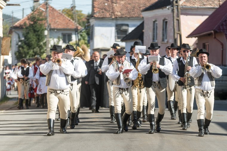 Idejüket nem múló viseletek seregszemléje Homoródalmáson