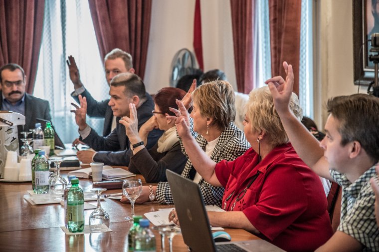 Lesz ösztöndíjprogram Székelyudvarhelyen, de arról is döntöttek az önkormányzati képviselők, hogy később döntenek