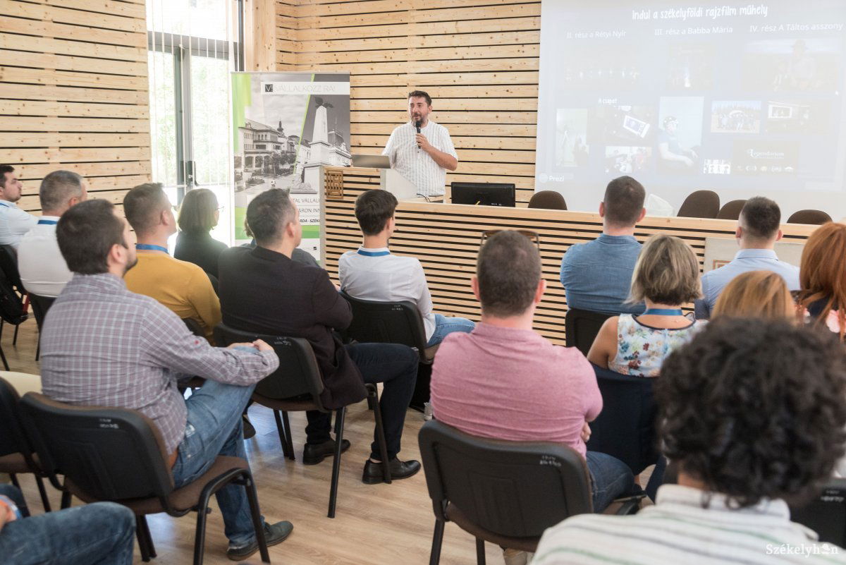 Vállalkozásokról leendő vállalkozóknak. Hasznos lesz az eszmecsere? • Fotó: Veres Nándor