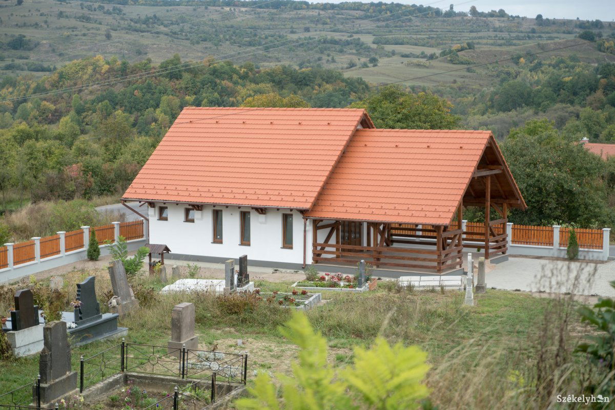 Az egyházközség presbitériumának határozata szerint október 1-jétől a virrasztót és a temetési szertartást a ravatalozóban tartják • Fotó: Veres Nándor