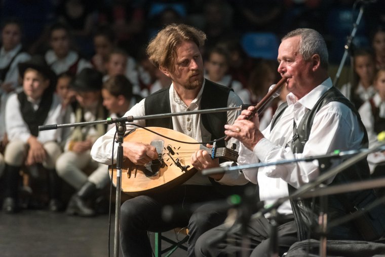 Megtelt az udvarhelyi sportcsarnok a Kallós Zoltán-emlékműsorra