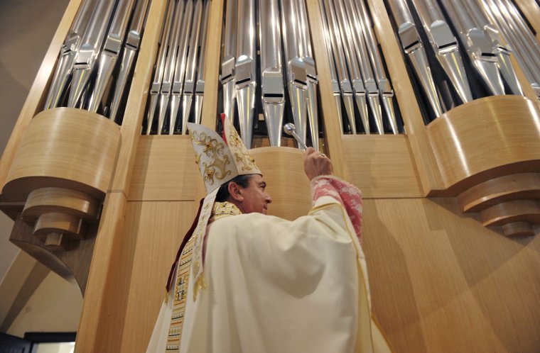Miguel Maury Buendía apostoli nuncius kért áldást a zetelaki templom új orgonájára