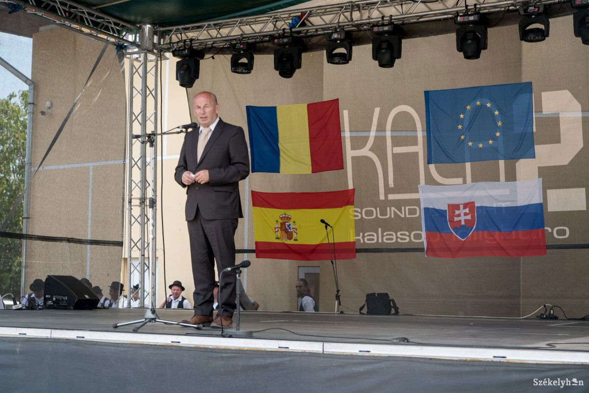Tikosi László polgármester mindenkinek megköszönte a közösség érdekében kifejtett munkáját •  Fotó: Veres Nándor