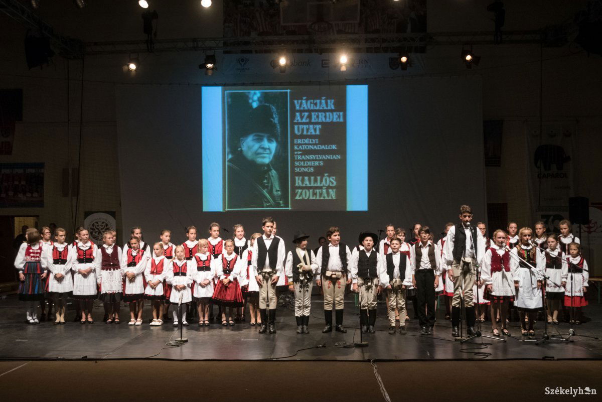 A csíkszeredai Győrfi Erzsébet népdalénekes ötven gyermeket készített fel az alkalomra &bullet;  Fotó: Veres Nándor