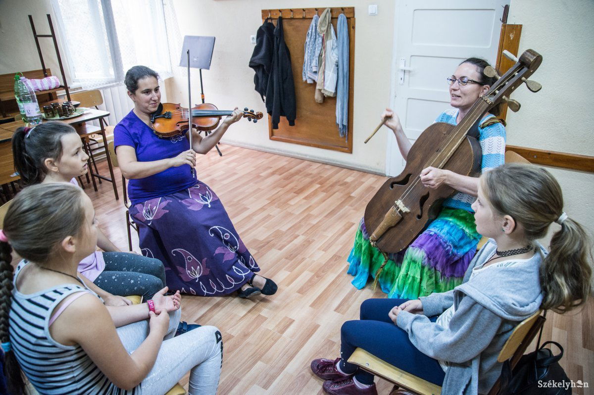 A népi zeneszerszámok énekkísérő szerepét is elleshették Ildikótól és Gabriellától • Fotó: Barabás Ákos