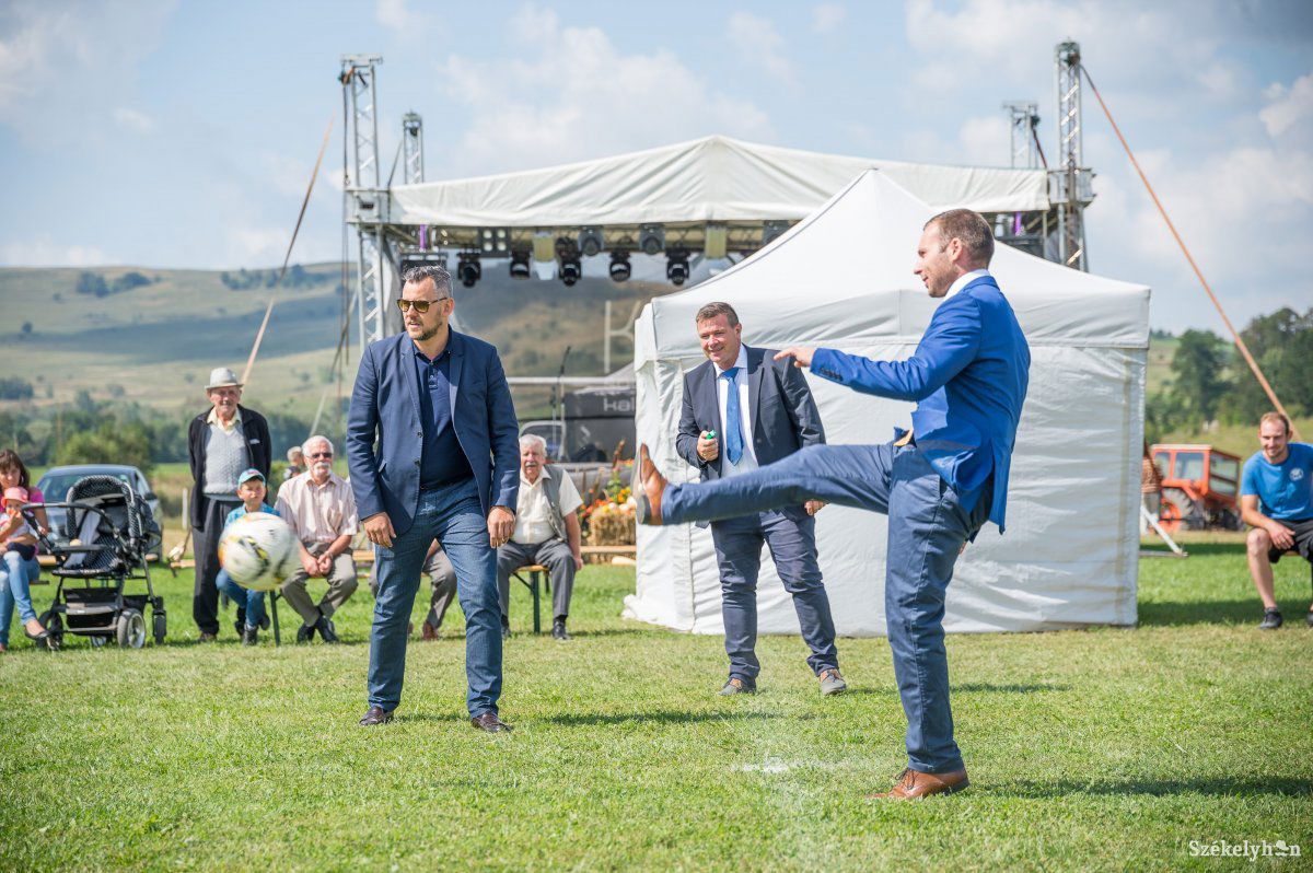 A házasemberek és a legények futballmeccsét Antal Lóránt, Jakab Attila és Bíró Barna Botond indította el •  Fotó: Barabás Ákos