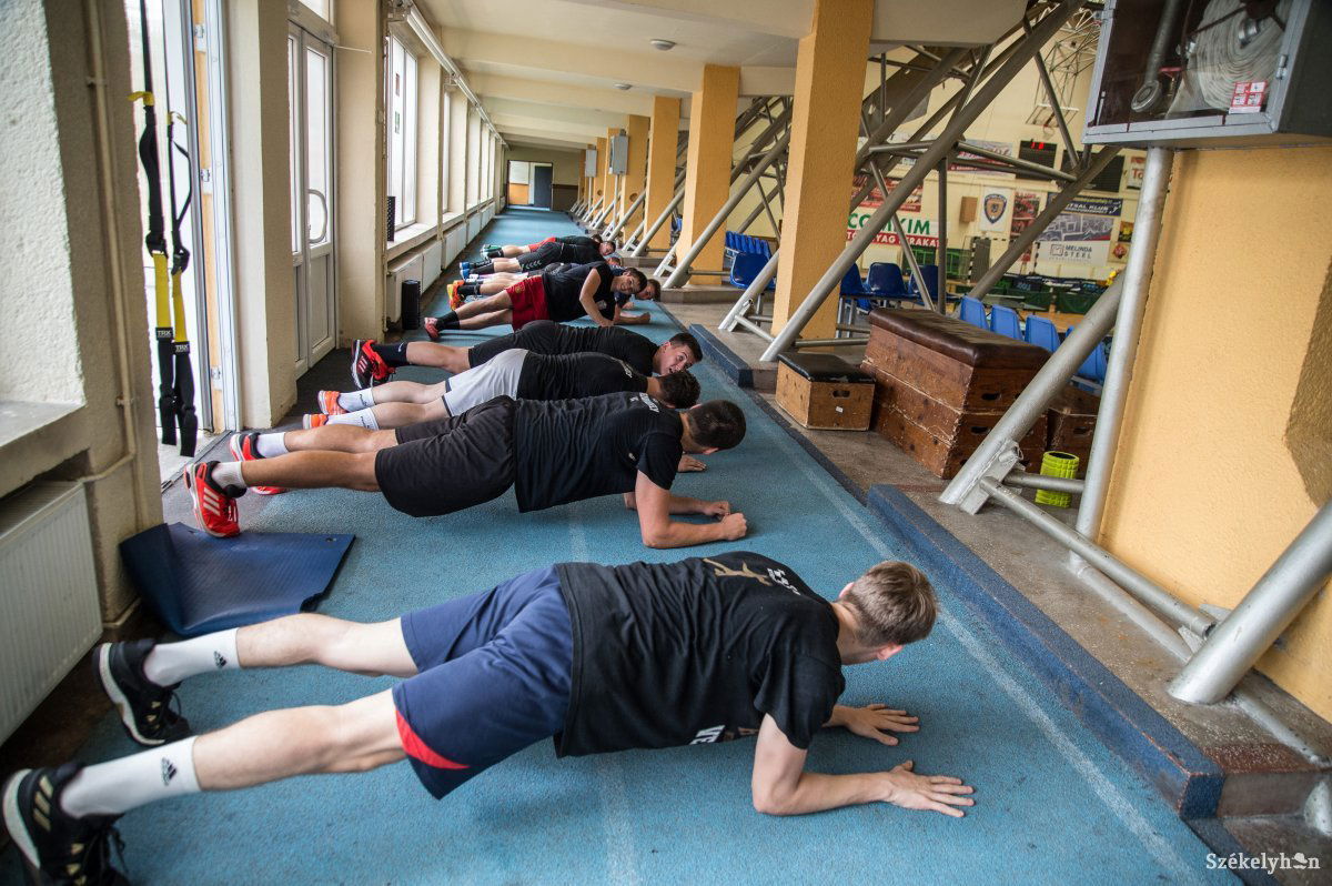 Erőnléti gyakorlat. A fiatalokból álló Szejke SK egyelőre a tisztes helytállást tűzte ki célul •  Fotó: Barabás Ákos
