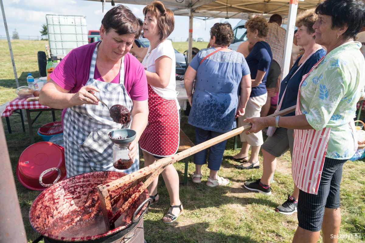A családi recept alapján készült hagyományos szilvaíz öt-hat órán át főtt a rézüstben •  Fotó: Veres Nándor