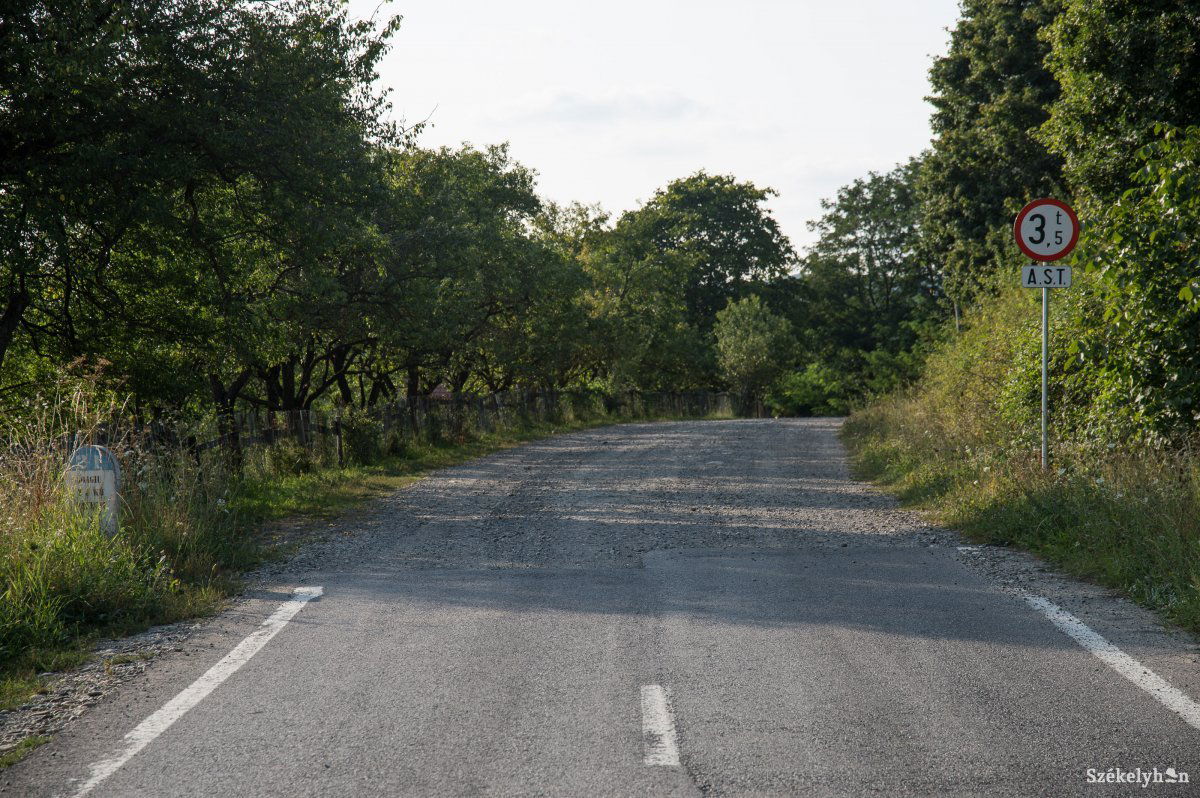 Pálfalva határában véget ér az aszfaltréteg. Innen folytatnák a korszerűsítést &bullet;  Fotó: Barabás Ákos
