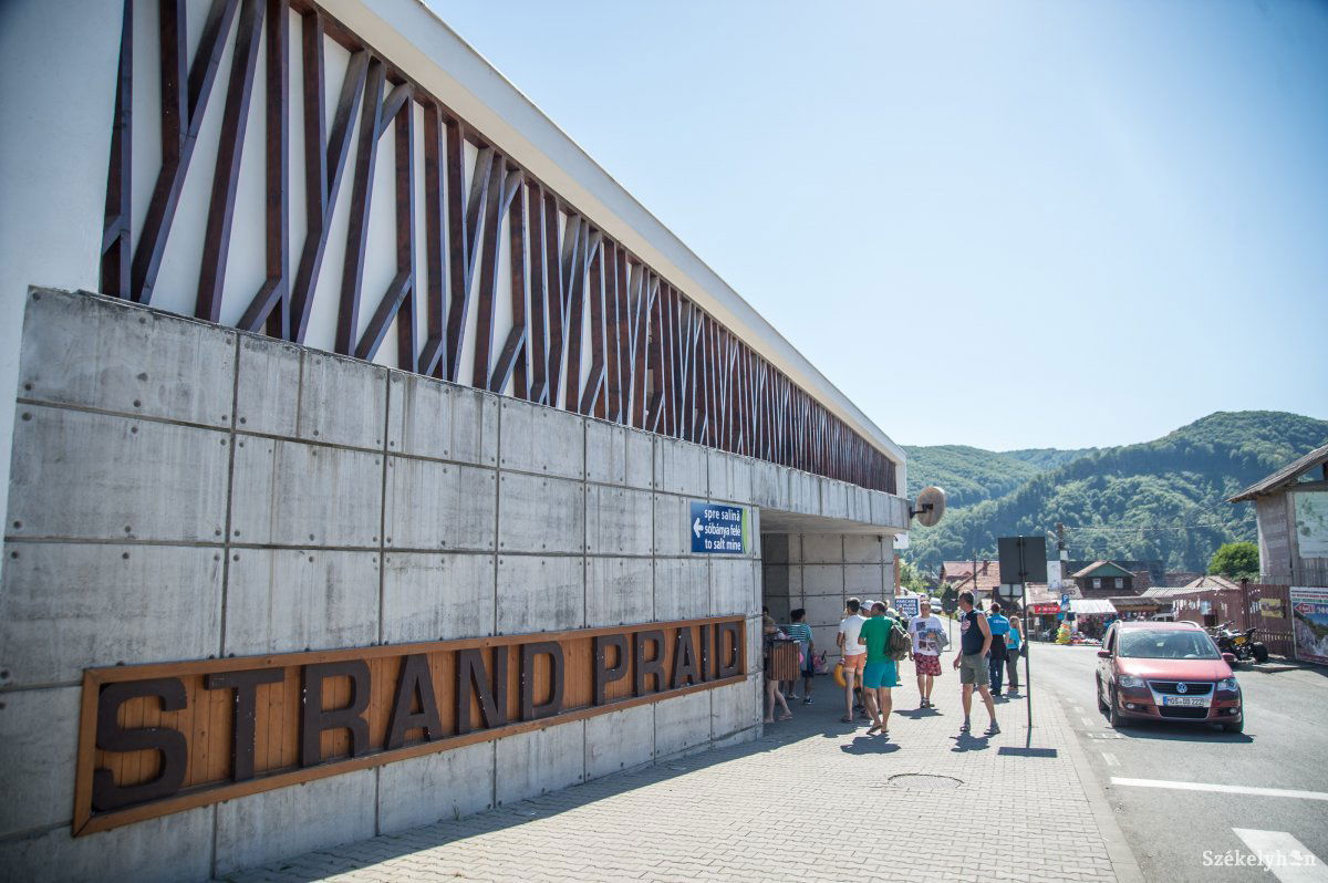 Amíg zárva a parajdi sós vizű strand, addig kevesebb vendéggel számolhatnak a helyi panziósok. Archív •  Fotó: Barabás Ákos