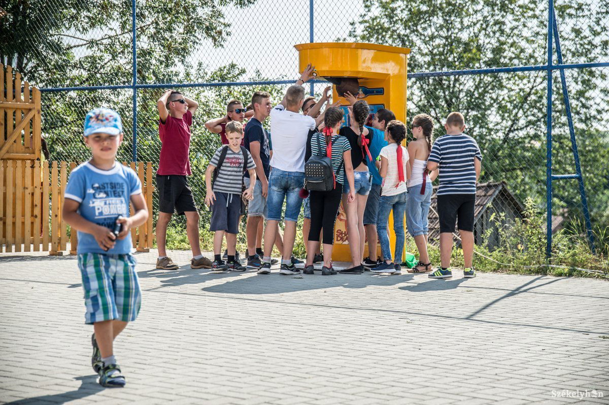Népszerű volt a boxgép a gyerekek körében. Mindegyikük az erejét fitogtatta &bullet;  Fotó: Barabás Ákos