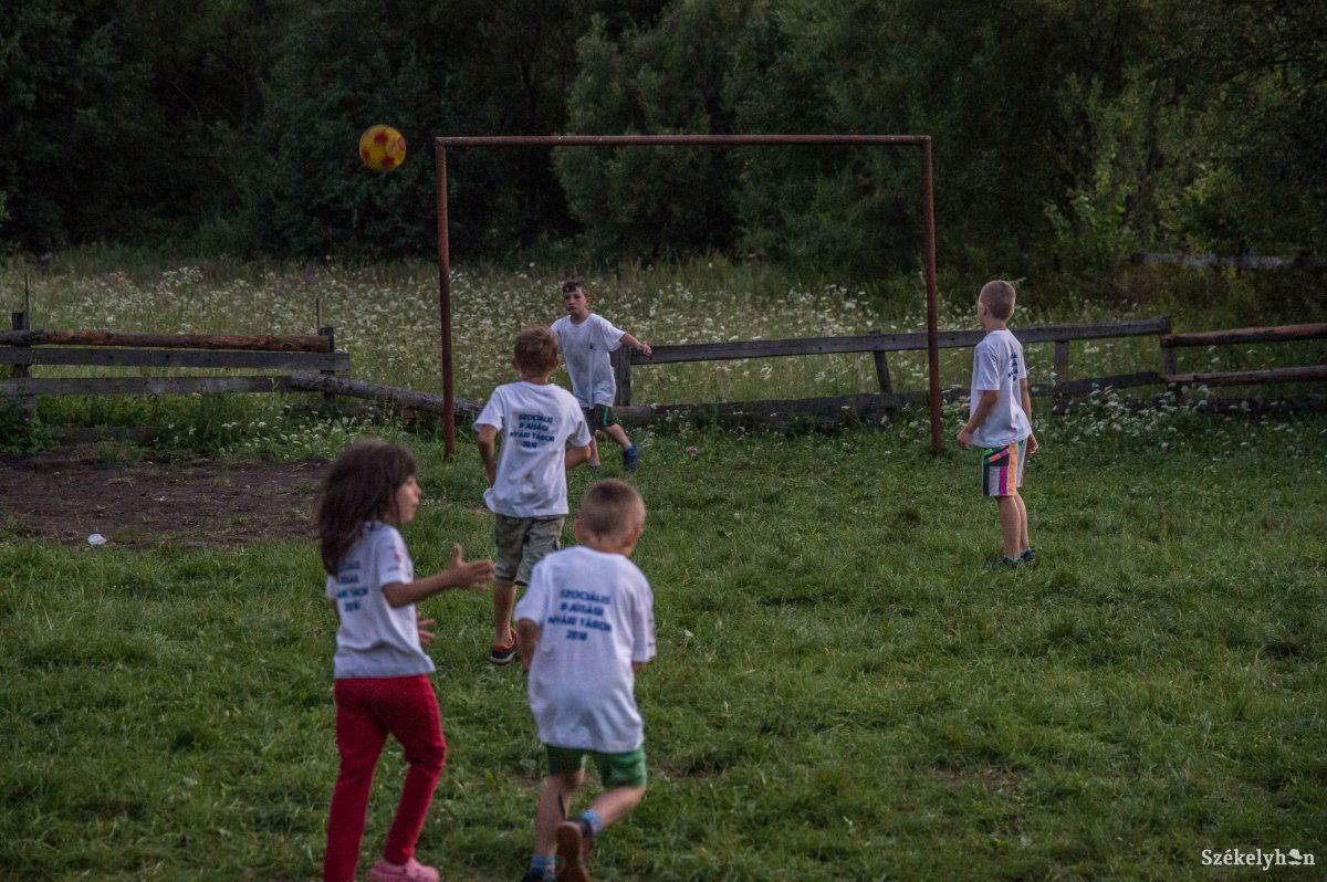 A délutáni focizásnak örültek a legjobban a táborozók. Ilyenkor senkinek sem volt kibúvó, még a nevelők is mezekbe öltöztek, és kezdődhetett a tábori bajnokság &bullet;  Fotó: Barabás Ákos